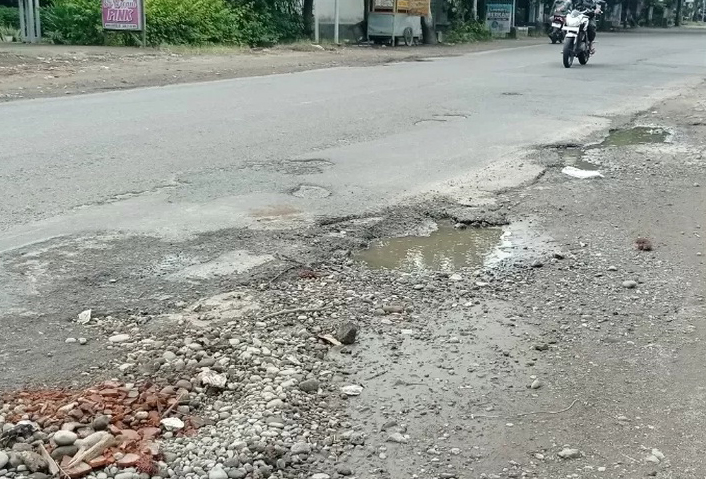 Warga Kelukan Jalan Rusak di Utara Pasar Sambi Kabupaten Kediri