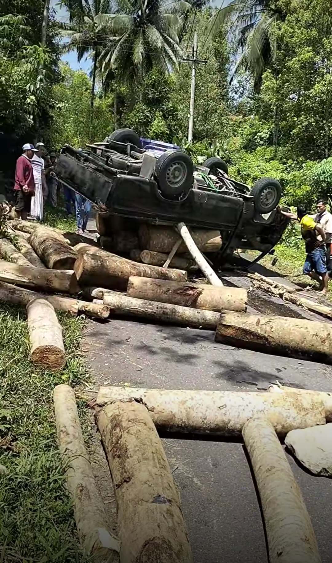 Pikap Bermuatan Sengon Terguling, Muatan Tumpah, Jalur Lumpuh Sementara