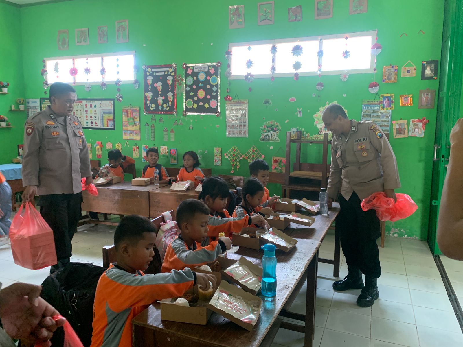 Polres Nganjuk Uji Coba Makan Siang Bergizi Gratis di SDN 1 Wilangan