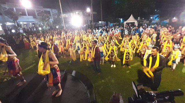 Sambut Malam Tahun Baru, Disbudparpora Kota Kediri Adakan Flashmob “Ratusan Orang Menari Bersama”