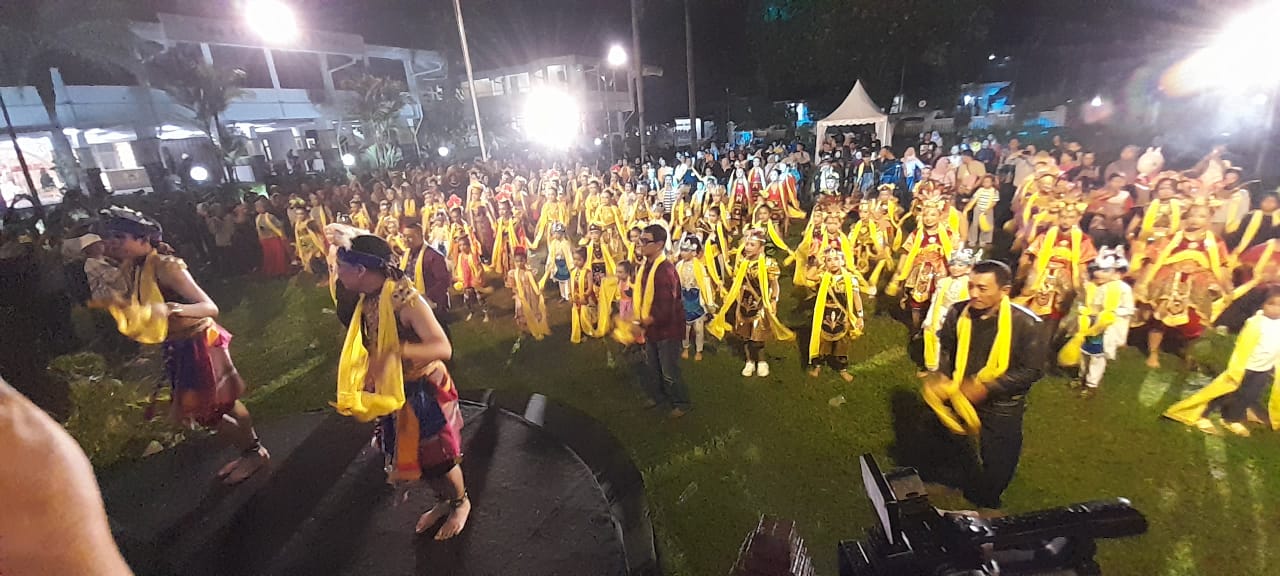 Sambut Malam Tahun Baru, Disbudparpora Kota Kediri Adakan Flashmob “Ratusan Orang Menari Bersama”