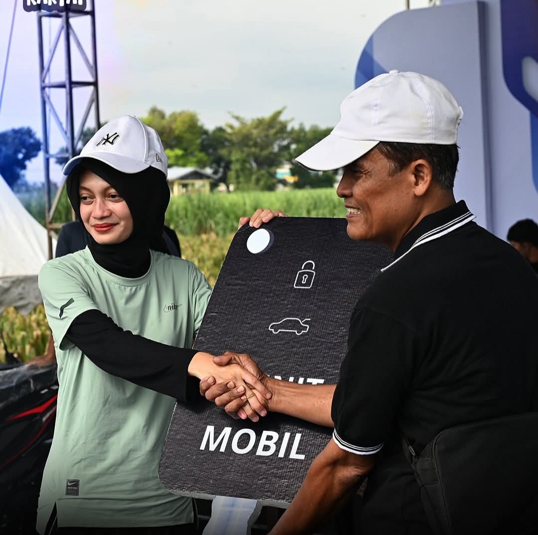 Jalan Santai Mbak Vinanda dan Gus Qowim, Bagikan Mobil dan Umroh kepada Warga Kota Kediri