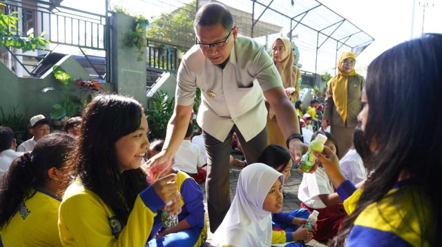 Pj Walikota Batu Bagikan Susu Sehat Nandhi Murni Gratis ke Siswa