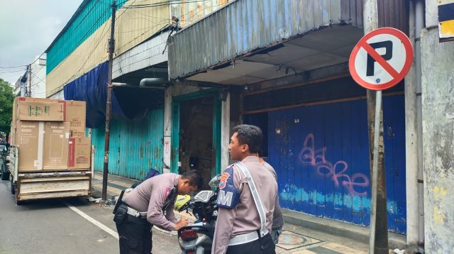 Bongkar Muatan di Kawasan Tertib Berlalu Lintas Ditindak Polisi