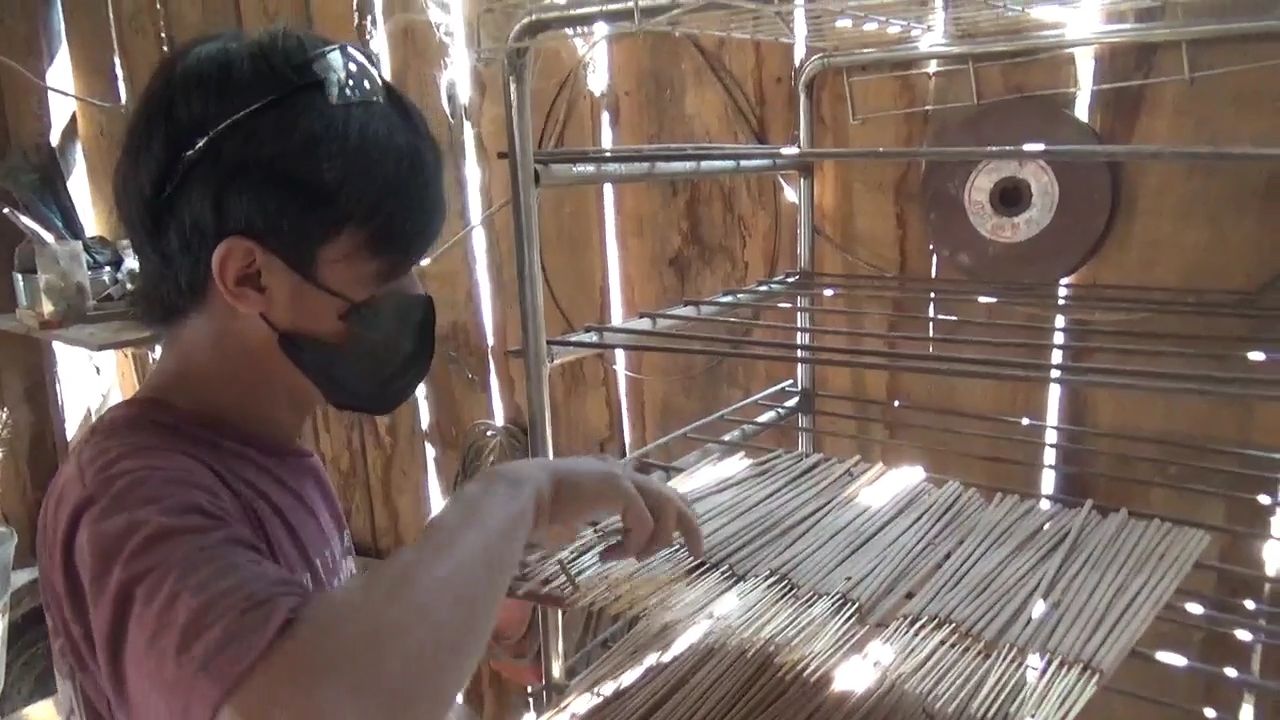 Jelang Imlek, Berkah Perajin Dupa Desa Bawangan Jombang, Pesanan Dupa Naik 50 Persen