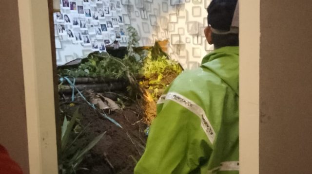 Hujan Deras di Mojo Kabupaten Kediri, Material Longsor Menimpa Rumah dan Menutup Jalan