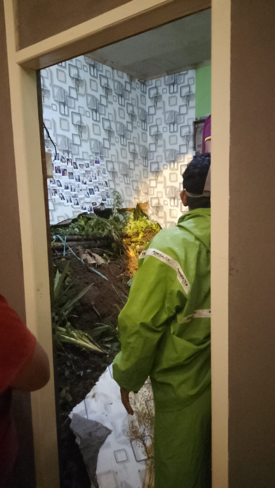Hujan Deras di Mojo Kabupaten Kediri, Material Longsor Menimpa Rumah dan Menutup Jalan