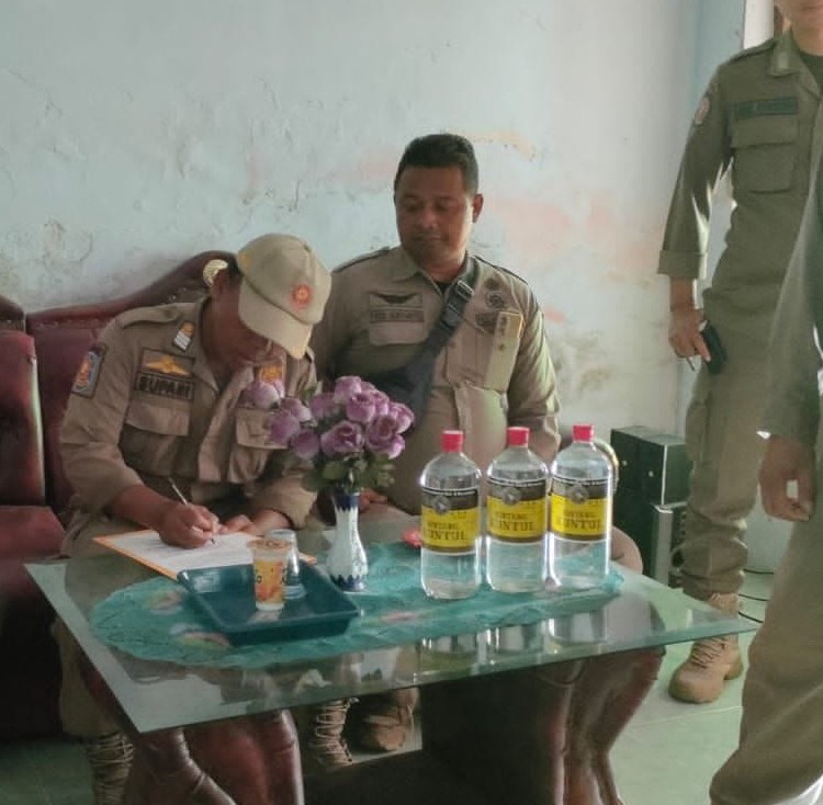 Razia Awal Tahun Baru, Satpol PP Kabupaten Kediri Amankan Puluhan Botol Isi Miras