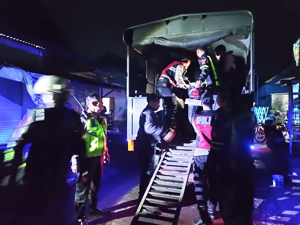 Satlantas Polres Kediri Kota Amankan Delapan Motor Ditinggal Pemilik, Terdapat Kayu dan Batu di Dekat Kendaraan