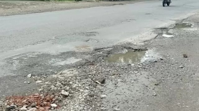 Tiga Tahun Rusak Jalan Raya Desa Srikaton - Sambi Rawan Kecelakaan