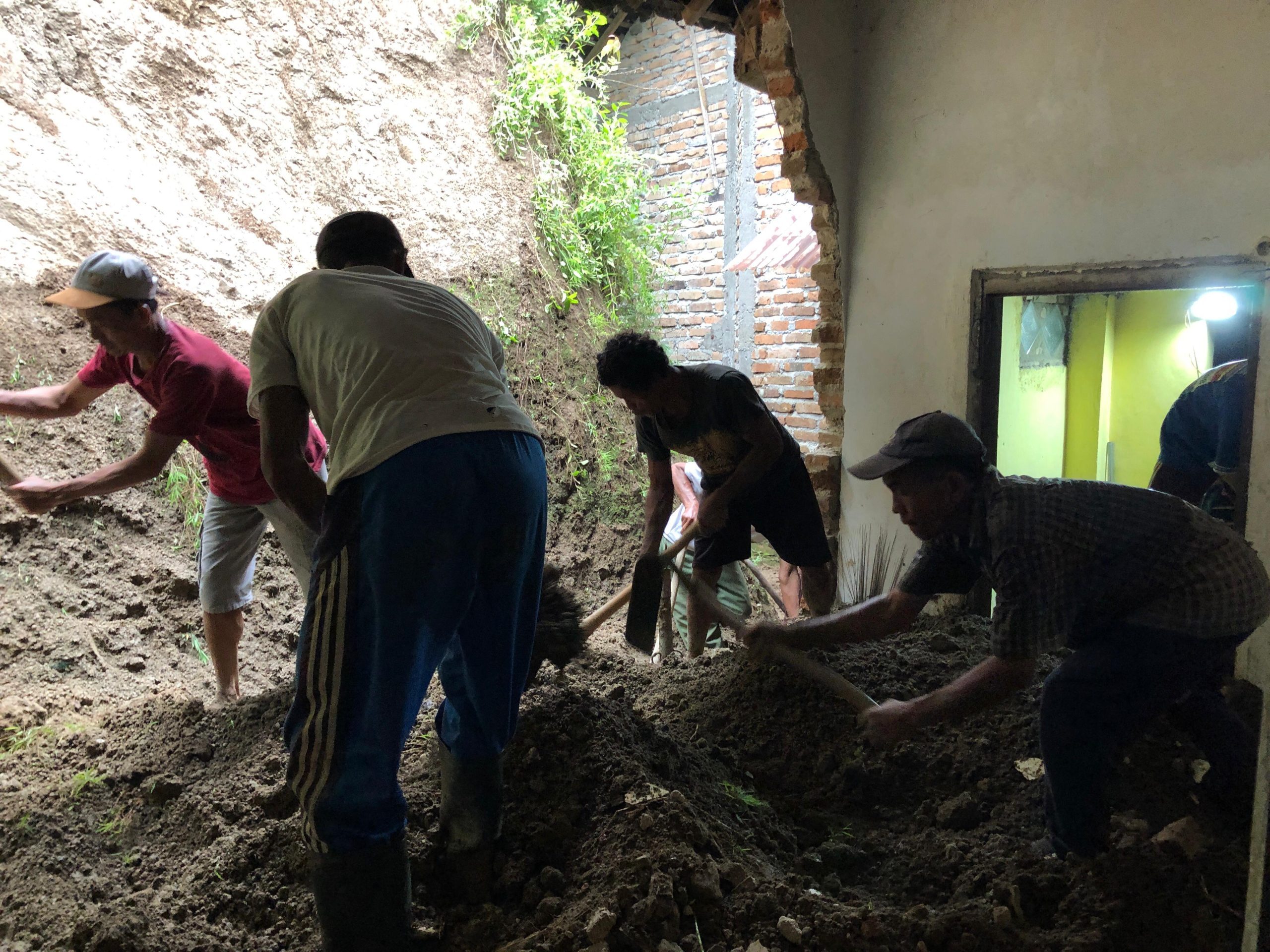 Hujan Deras, Rumah di Desa Ngebel Ponorogo Tertimpa Material Longsor