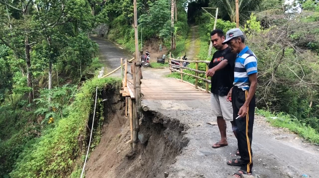 Separuh Jalan Penghubung Dua Kecamatan di Ponorogo Ambles