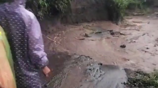 Diguyur Hujan Tiga Jam, Jalan Raya Penghubung Antardesa di Kediri Ambrol dan Putus