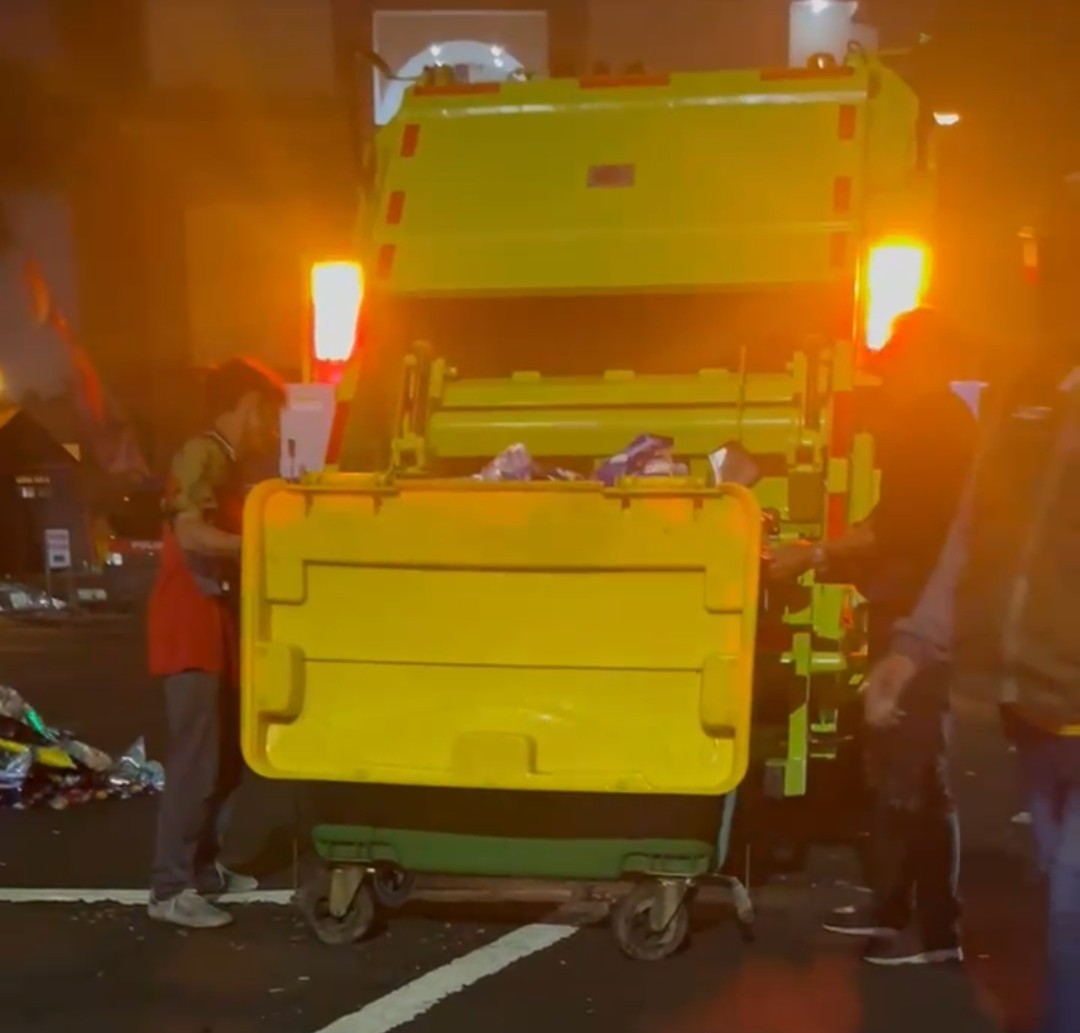 Tiga Ton Sampah Dibersihkan Petugas Kebersihan DLH Kabupaten Kediri usai Gelaran Pesta Kembang Api