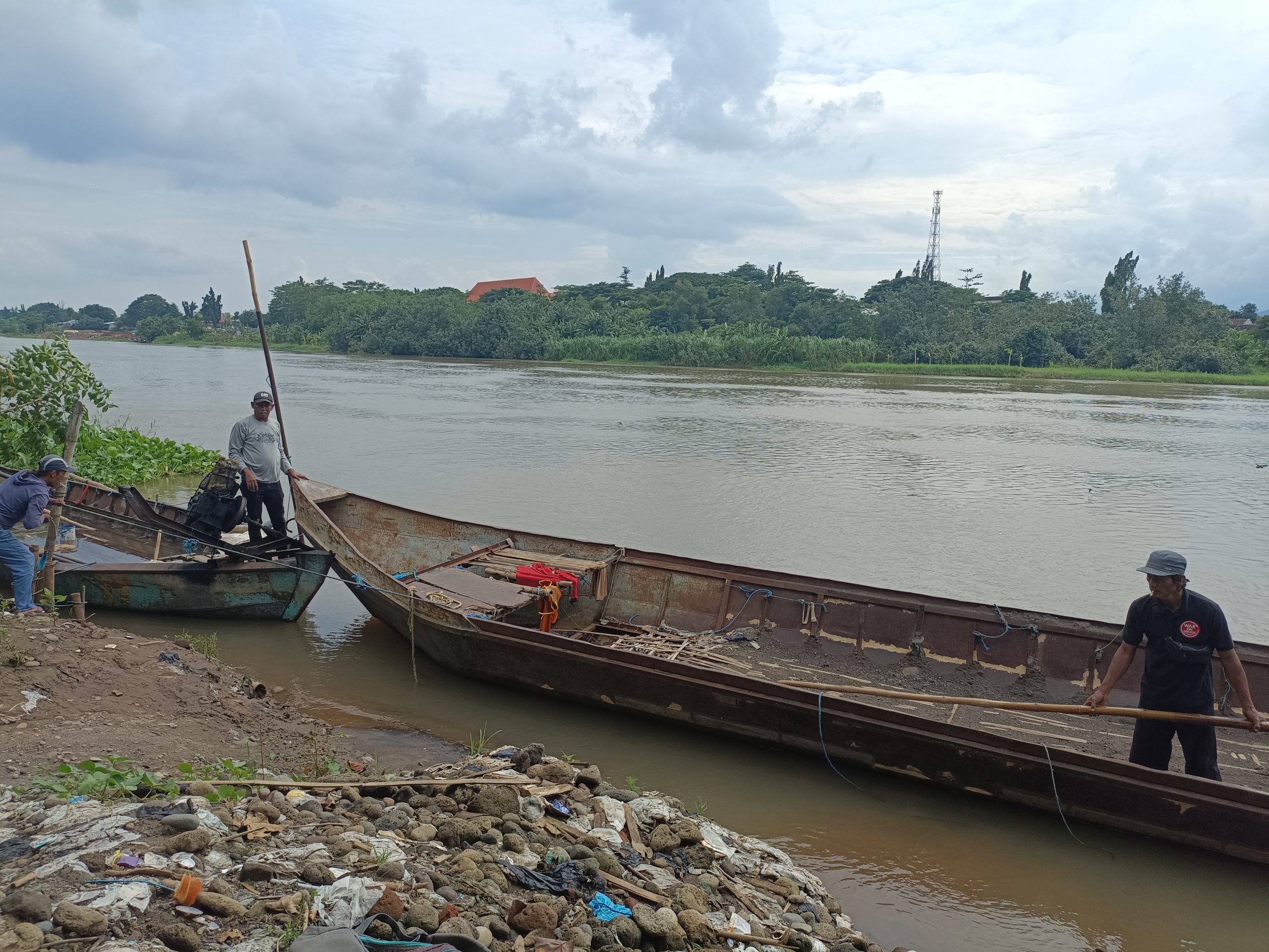 Kabar Pemberitaan Berikan Upeti Kepada APH, Penambang Pasir Tradisional Sungai Brantas: Tidak Benar
