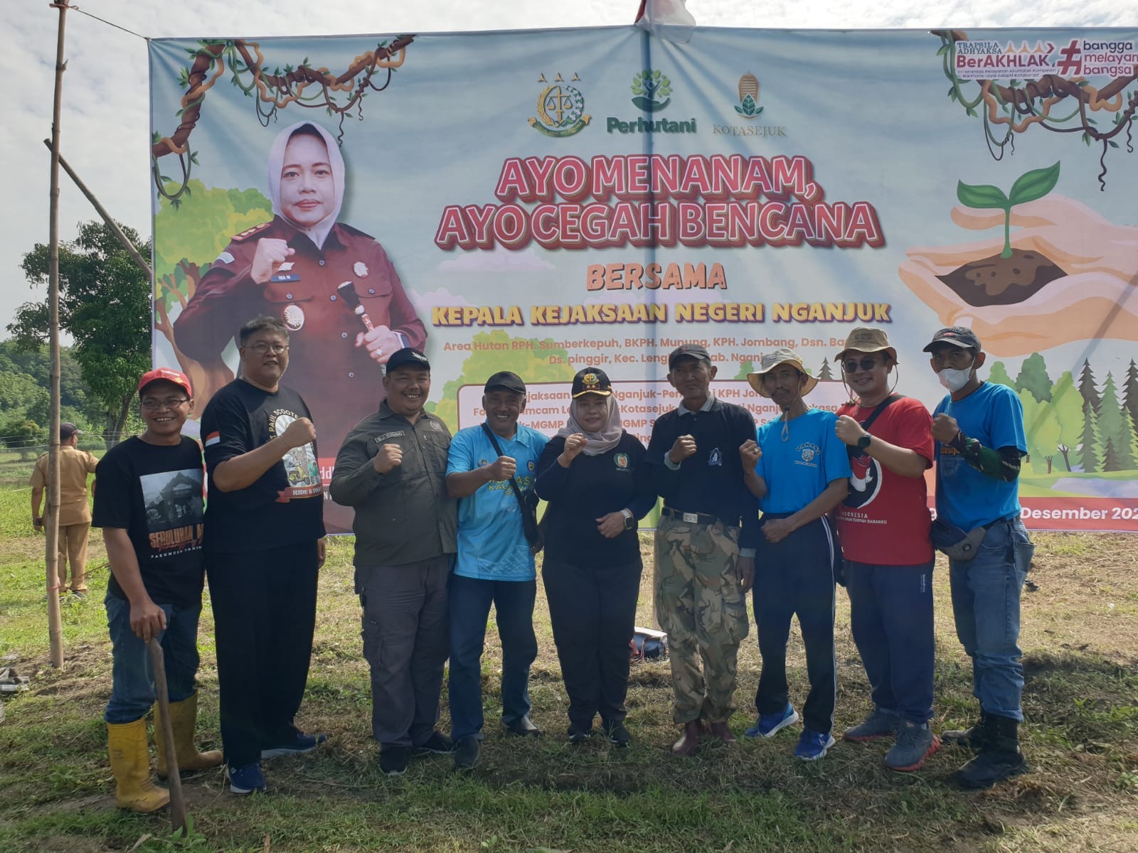 Tanam 3.000 Pohon di Kawasan Hutan Desa Pinggir, Puluhan Komunitas, Lembaga, dan Masyarakat Lakukan Penghijauan
