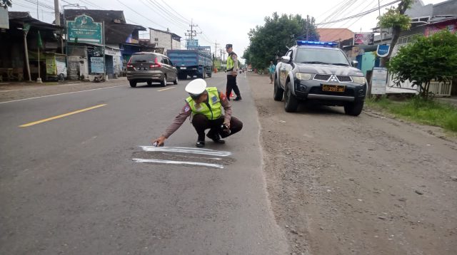 Polisi Beri Tanda Warna Putih Jalan Rusak di Jalan Raya Gampengrejo Kediri