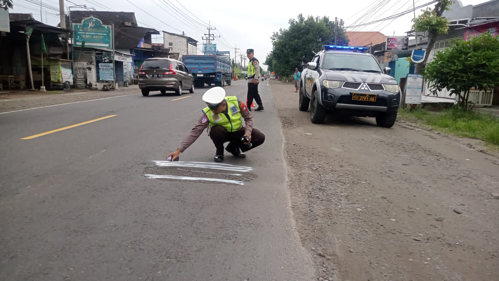 Polisi Beri Tanda Warna Putih Jalan Rusak di Jalan Raya Gampengrejo Kediri