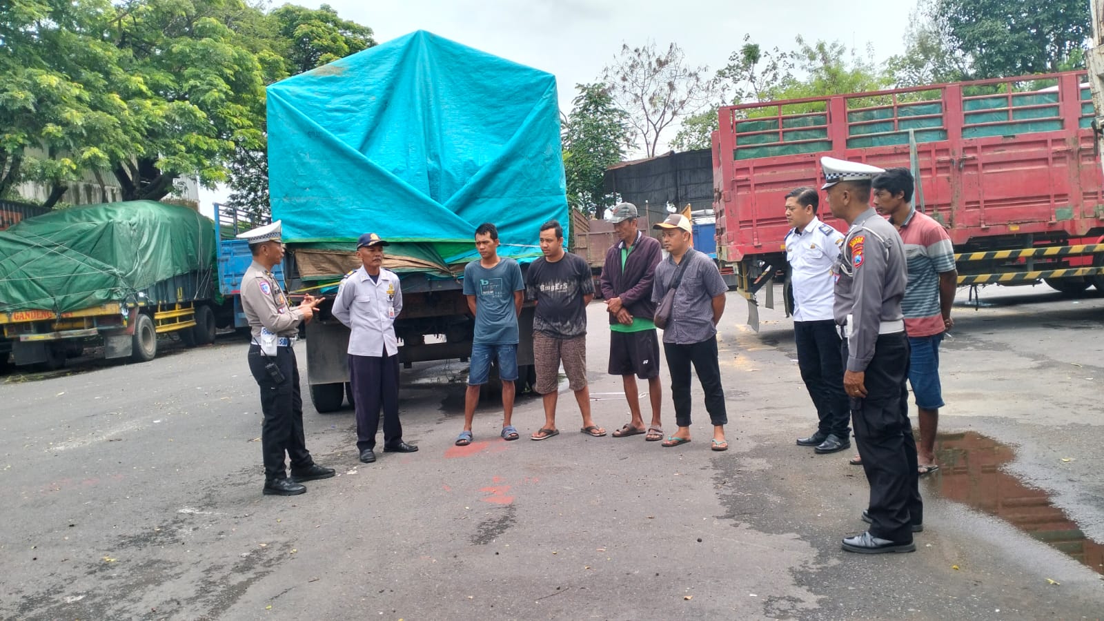 Tingkatkan Kamseltibcarlantas, Satlantas Polres Kediri Kota Edukasi Sopir Truk