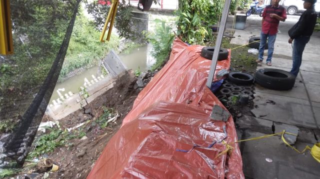Dihantam Air Sungai, Talud di Kota Blitar Ambrol, Bangunan Gudang Ikut Ambyar