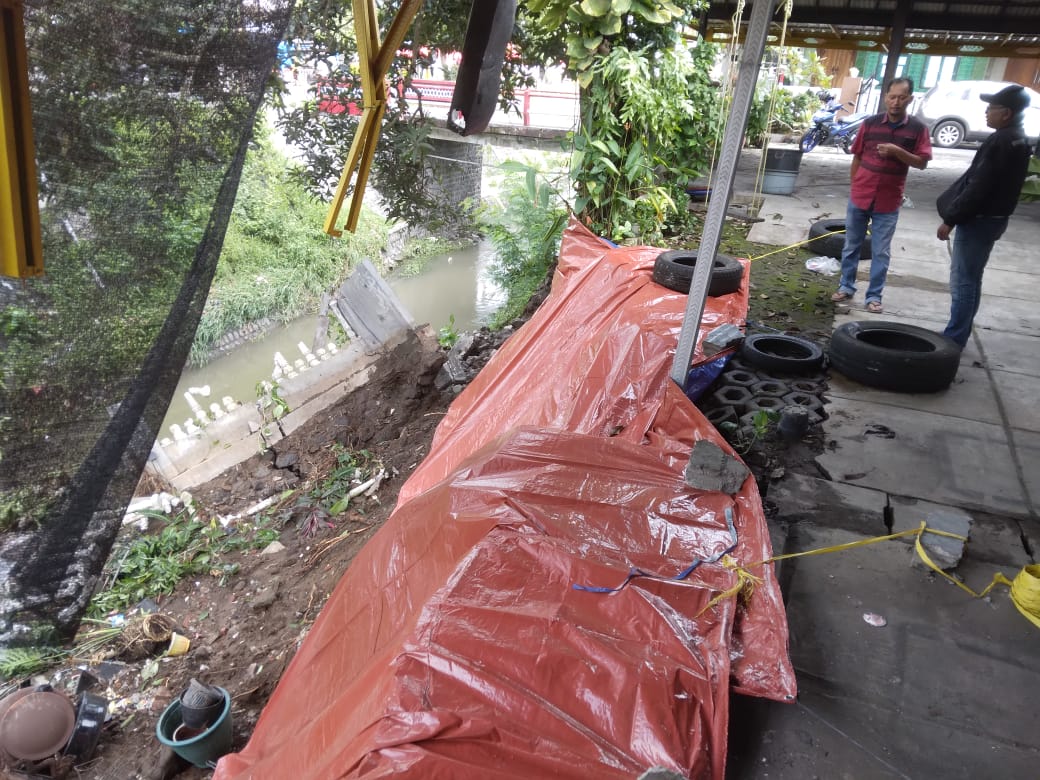 Dihantam Air Sungai, Talud di Kota Blitar Ambrol, Bangunan Gudang Ikut Ambyar
