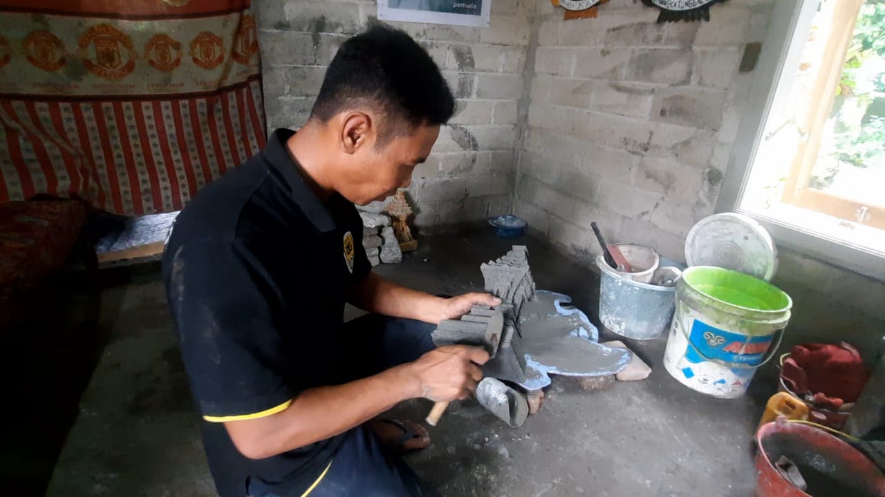 Tukang Sampah Ubah Abu Pembakaran Jadi Berkah, Dijadikan Kerajinan Miniatur Candi-Burung Garuda, Diminati Pemerintah Desa