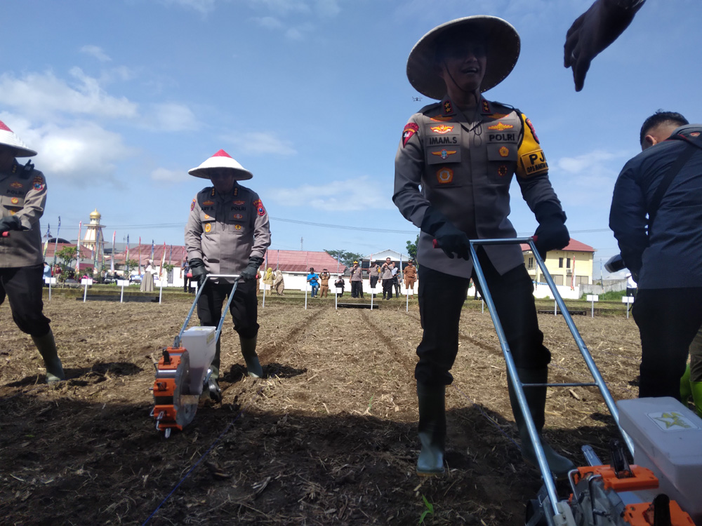 Kunjungan ke Blitar, Kapolda Jatim Tanam Benih Jagung Merek Bhayangkara