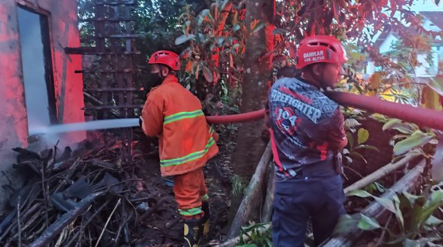 Lampu Teplok Sambar Kayu, Rumah di Blitar Hangus Terbakar, Rugi Rp10 Juta