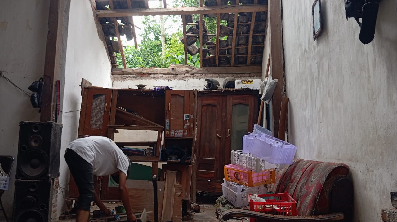 Diterjang Angin Kencang, Satu Rumah Warga Kelurahan Blitar Rontok Ketiban Pohon Durian
