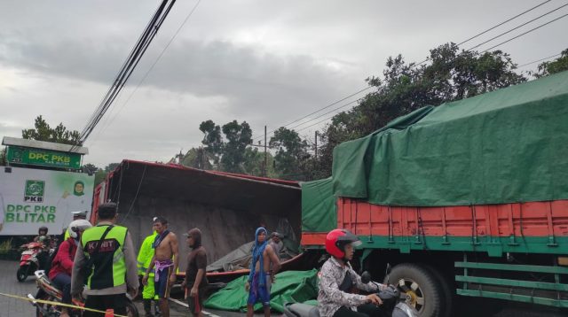 Tak Kuat Menanjak, Gandengan Sarat Muatan Jagung Terguling di Jalan Raya Kanigoro