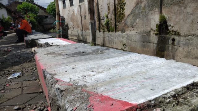 Luapan Sungai Robohkan Pagar Pengaman Jalan Veteran Kelurahan Plosokerep