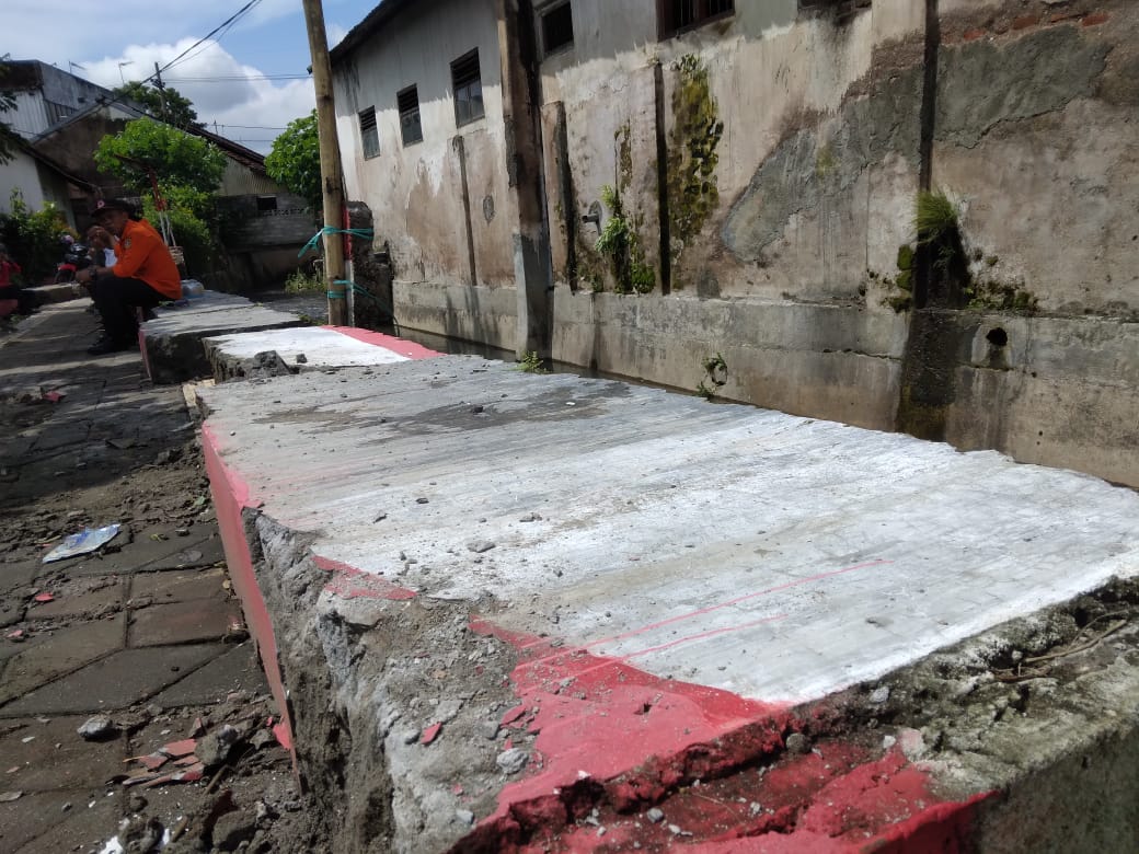 Luapan Sungai Robohkan Pagar Pengaman Jalan Veteran Kelurahan Plosokerep