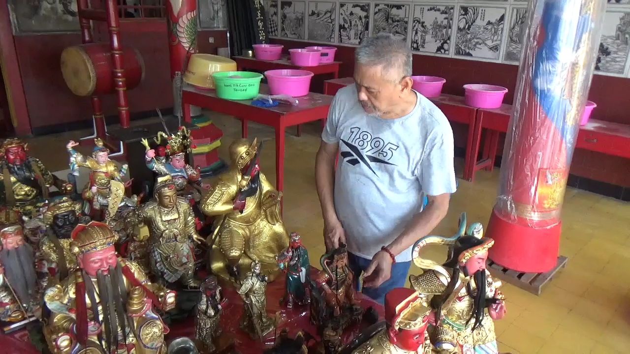 Tradisi Bersih-bersih Patung Dewa di Kelenteng Jombang Sambut Imlek