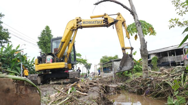 Dinas PUPR Kabupaten Kediri Turunkan Dua Alat Berat untuk Perbaikan Jalan Putus Sepawon - Wonorejo Trisulo