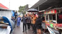 Hujan Disertai Angin Kencang di Kota Batu, Beberapa Pohon Tumbang Timpa Kios