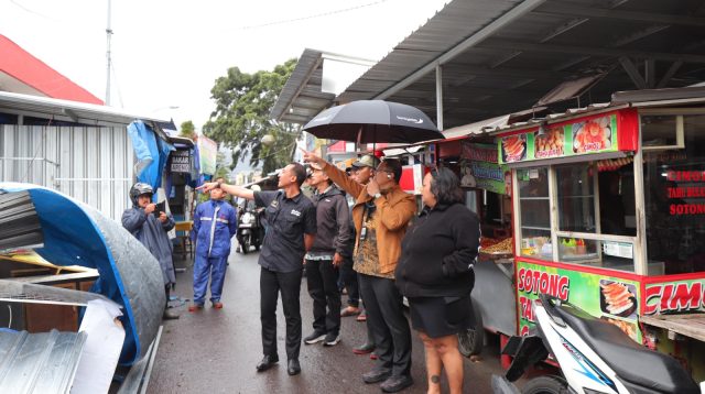 Hujan Disertai Angin Kencang di Kota Batu, Beberapa Pohon Tumbang Timpa Kios