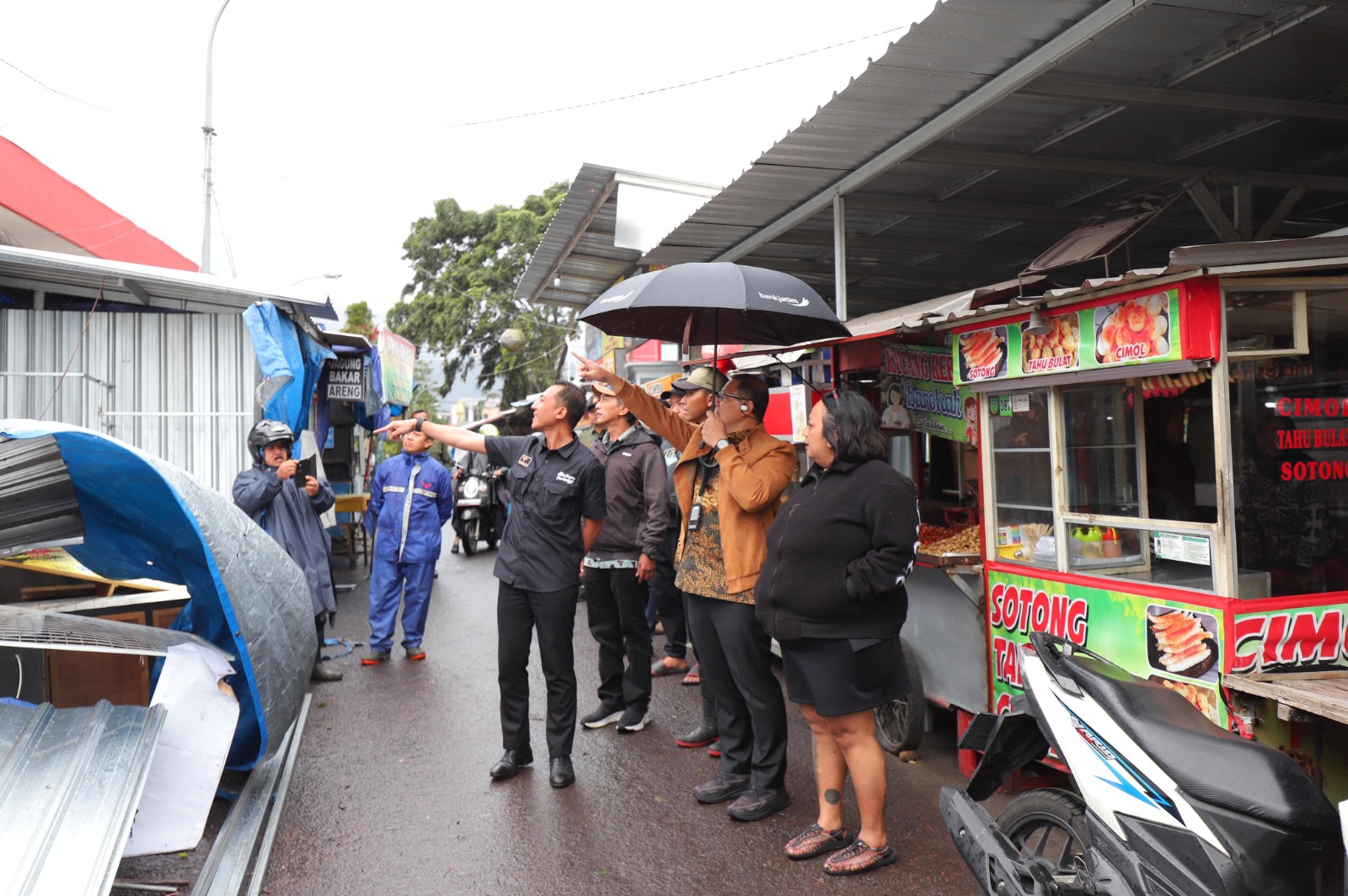 Hujan Disertai Angin Kencang di Kota Batu, Beberapa Pohon Tumbang Timpa Kios