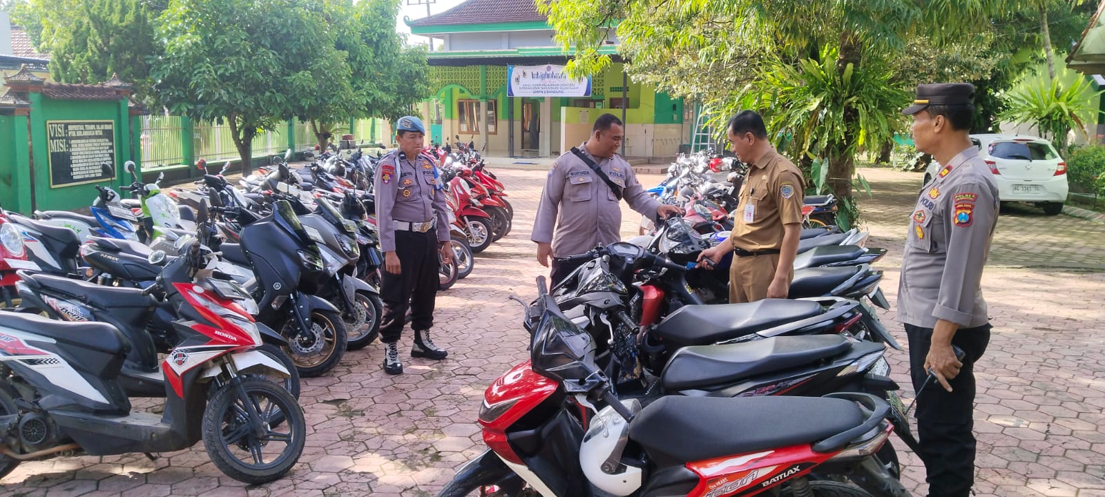 Razia Kendaraan Bermotor di SMPN 2 Bandung, Petugas Dapati Kendaraan Tanpa Spion dan Plat
