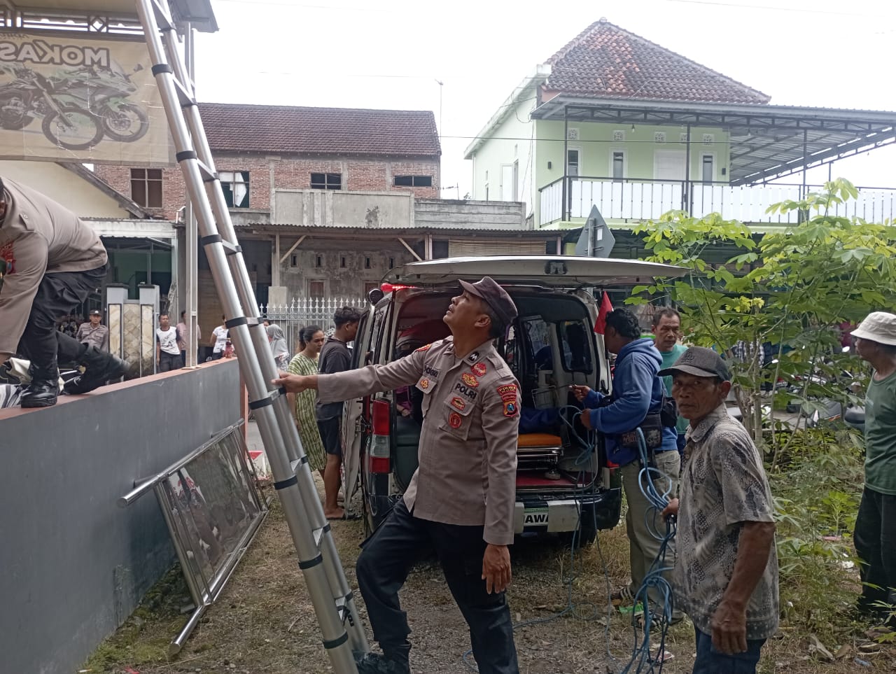Tangga Menyentuh Kabel PLN, Teknisi Jaringan Wifi Meninggal