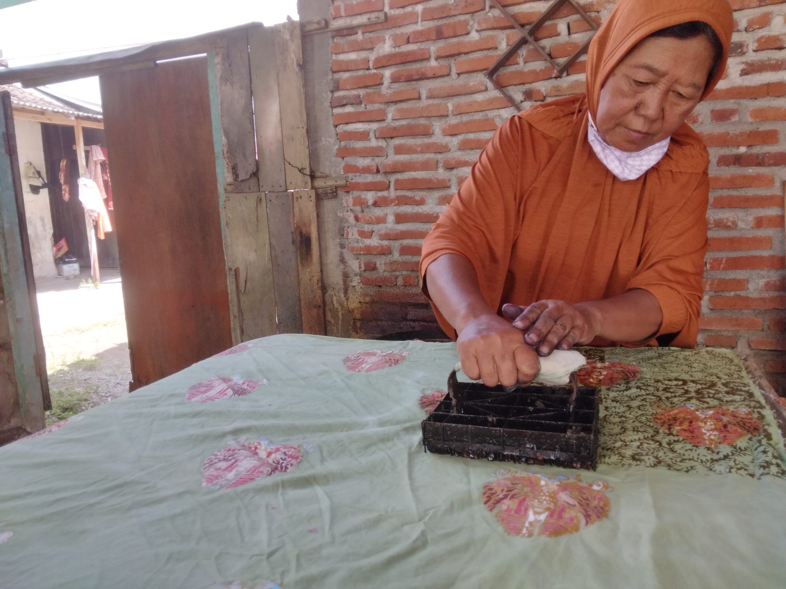 Produk Batik Kinan Tembus Kanada, Nanik Mawarti: Adopsi Ikon Kota Blitar Angkat Motif Koi hingga Rambutan