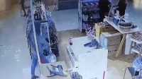 Wanita Berkerudung Spesialis Curi Ponsel Terekam CCTV