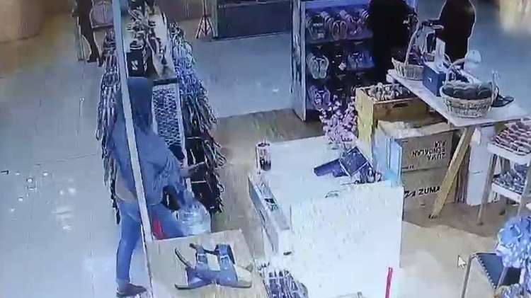 Wanita Berkerudung Spesialis Curi Ponsel Terekam CCTV