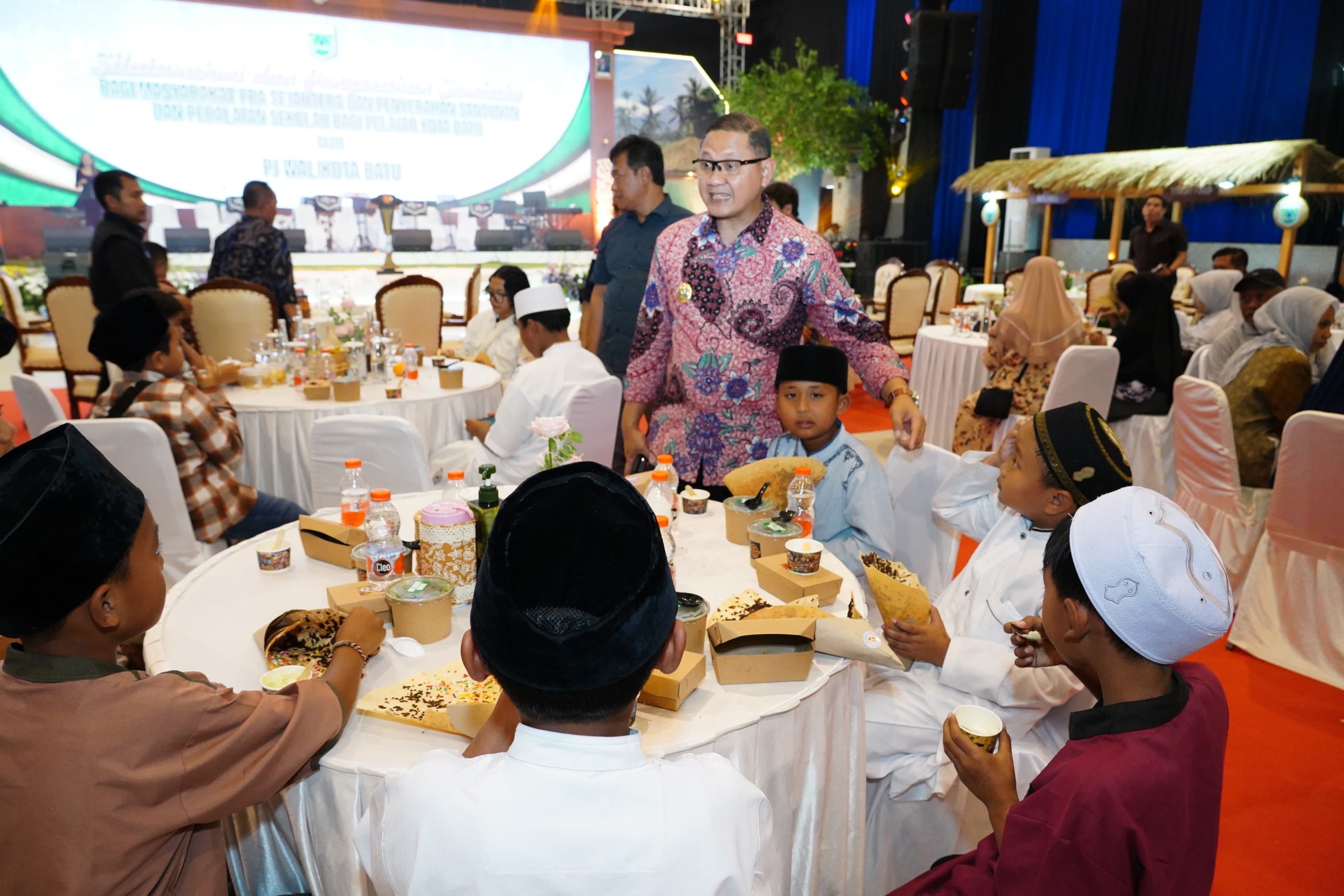 Jelang Akhir Masa Jabatan, Pj Walikota Batu Jamu 400 Anak Yatim dan Warga Prasejahtera