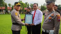 Kapolres Jombang Memberikan Penghargaan kepada 24 Anggota Berprestasi