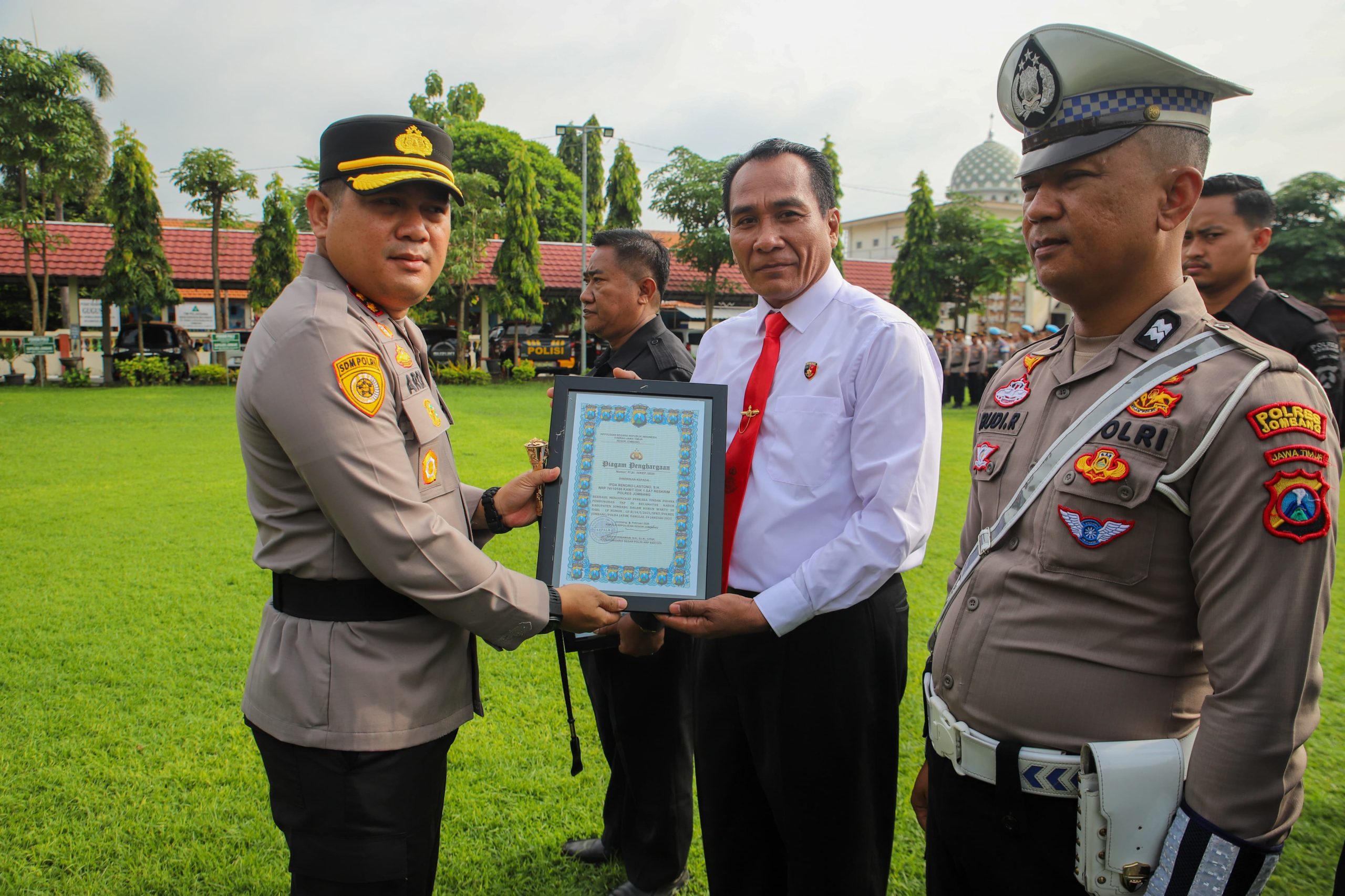 Kapolres Jombang Memberikan Penghargaan kepada 24 Anggota Berprestasi