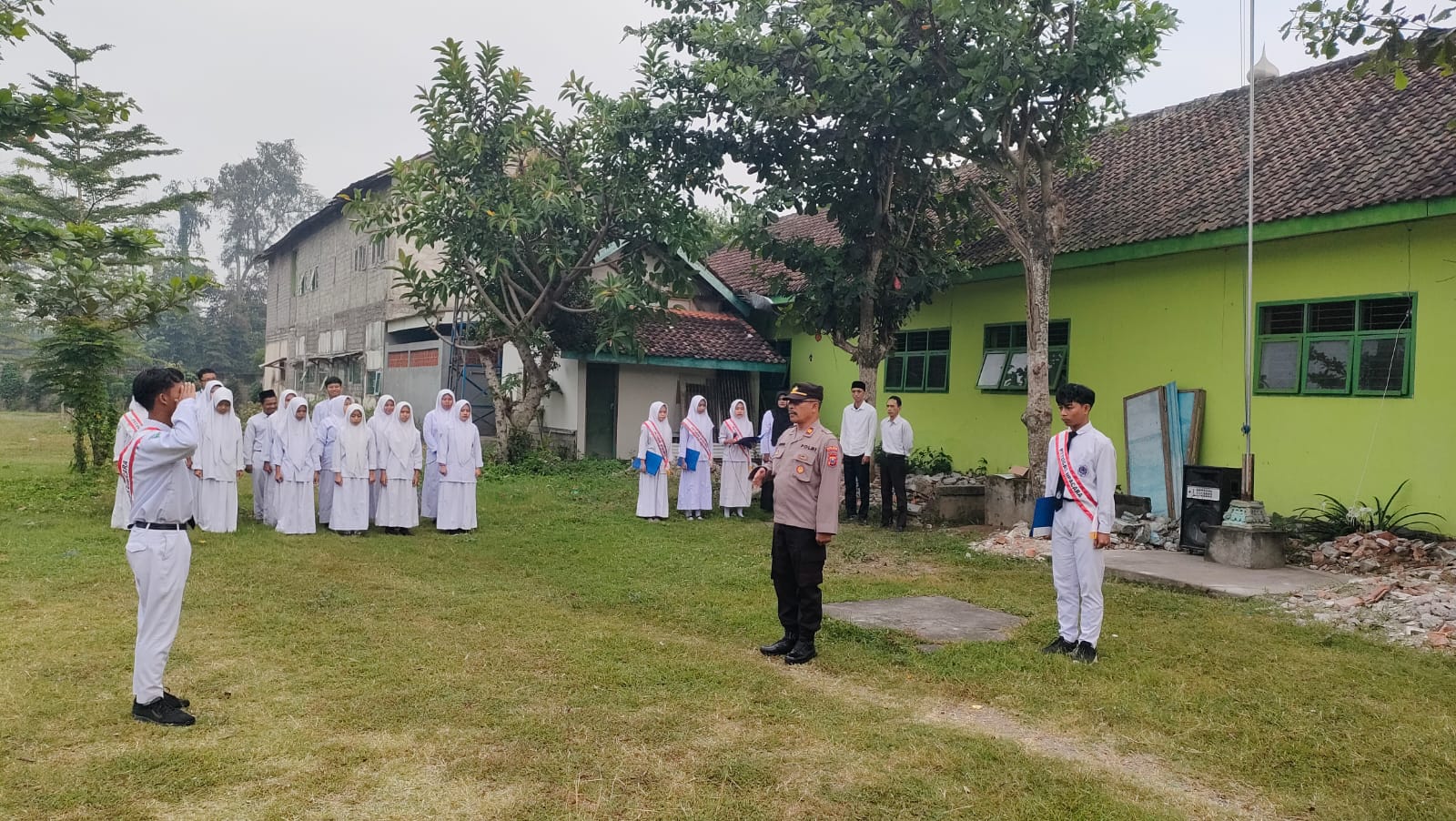 Wakapolsek Ringinrejo Ajak Siswa MA Al Rosyad Tertib Berlalu Lintas