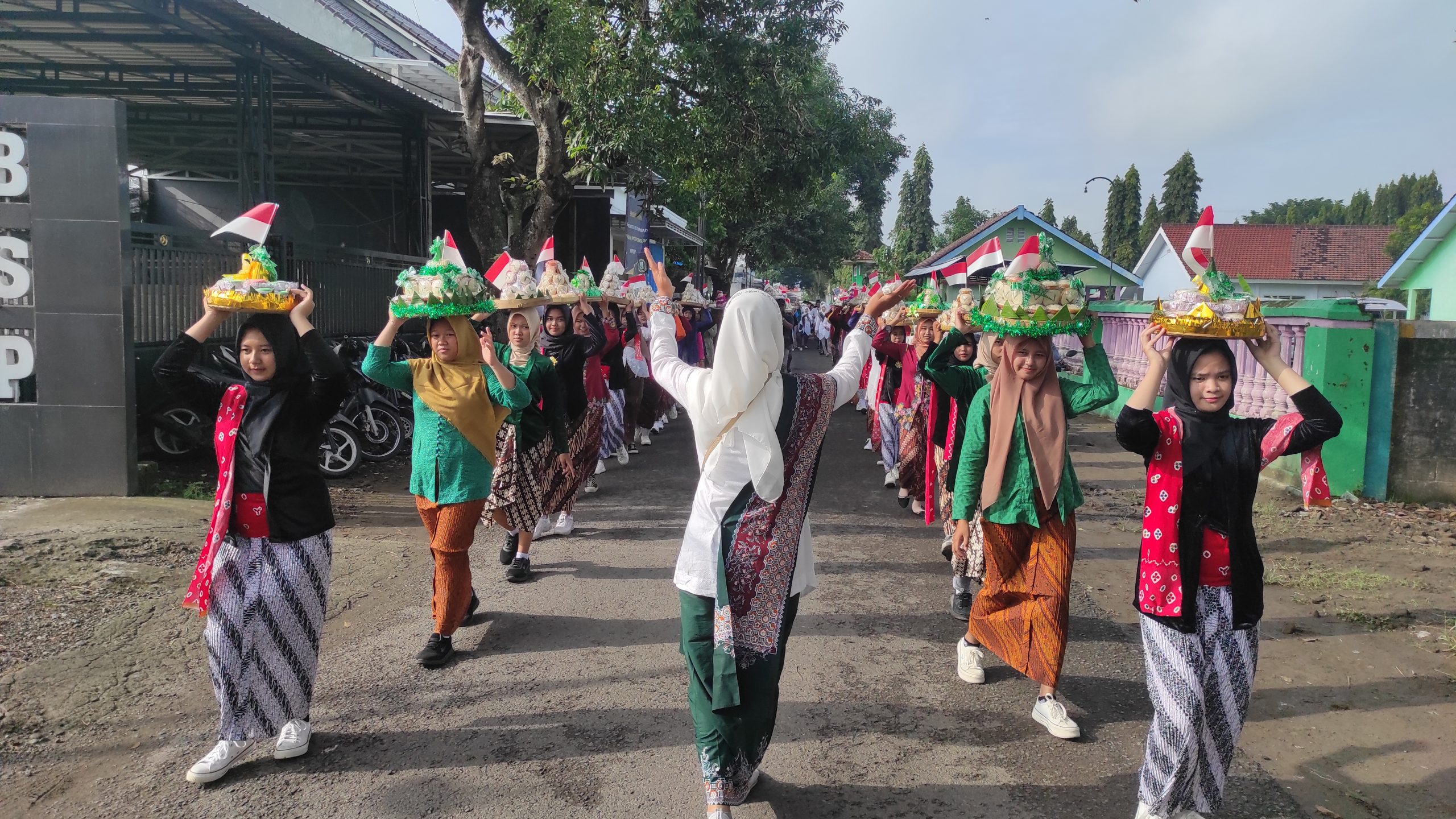 Lestarikan Budaya Jelang Puasa, Pelajar SMP Negeri 4 Jombang Kirab Keliling dan Gerebek Apem