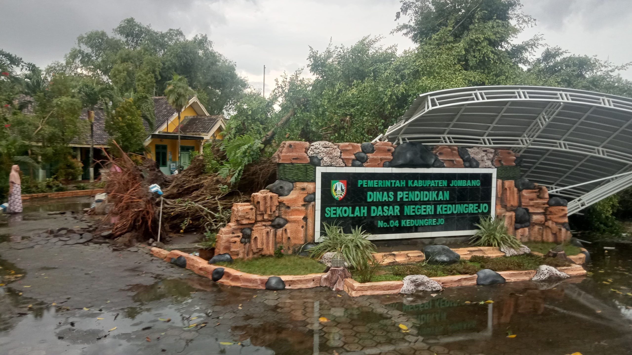 Panggung Teater SDN Kedungrejo Jombang Ambruk Tertipa Pohon