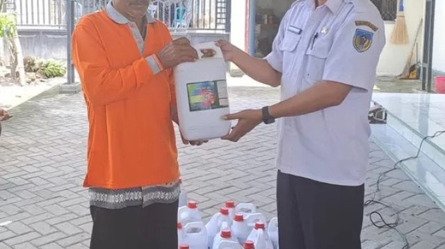 Dispertabun Kabupaten Kediri Rutin Bantu Pupuk untuk Petani Tembakau