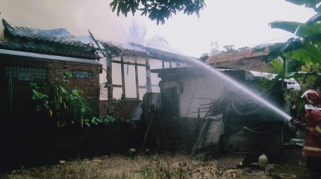 Diduga Akibat Korsleting Listrik, Rumah Kayu di Tulungagung Ludes Terbakar
